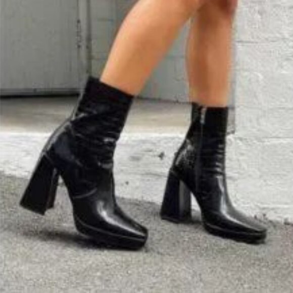 Dr. Martens Women's 1460 Patent Lamper‎ Leather Lace Up Boots, Size 7, Black - Picture 12 of 13